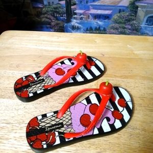 🏩GRENDENE PRETTY LITTLE SLIPPERS🤹SIZE 11 / 12,MADE IN BRAZIL,NICE MULTICOLOR.